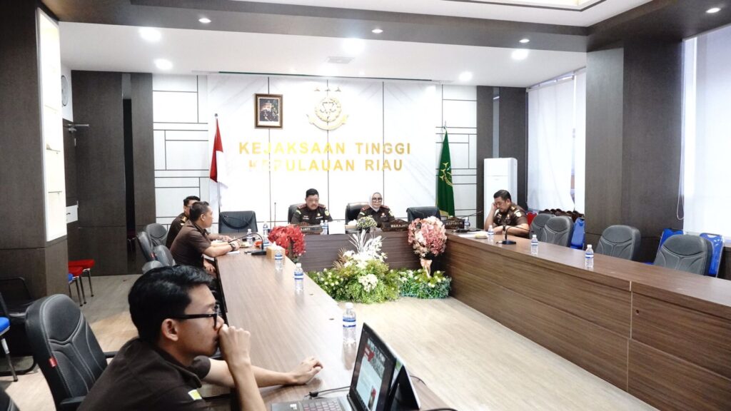 ejaksaan Tinggi Kepulauan Riau (Kejati Kepri) menghentikan penuntutan perkara penganiayaan yang ditangani Kejaksaan Negeri (Kejari) Karimun melalui mekanisme keadilan restoratif.