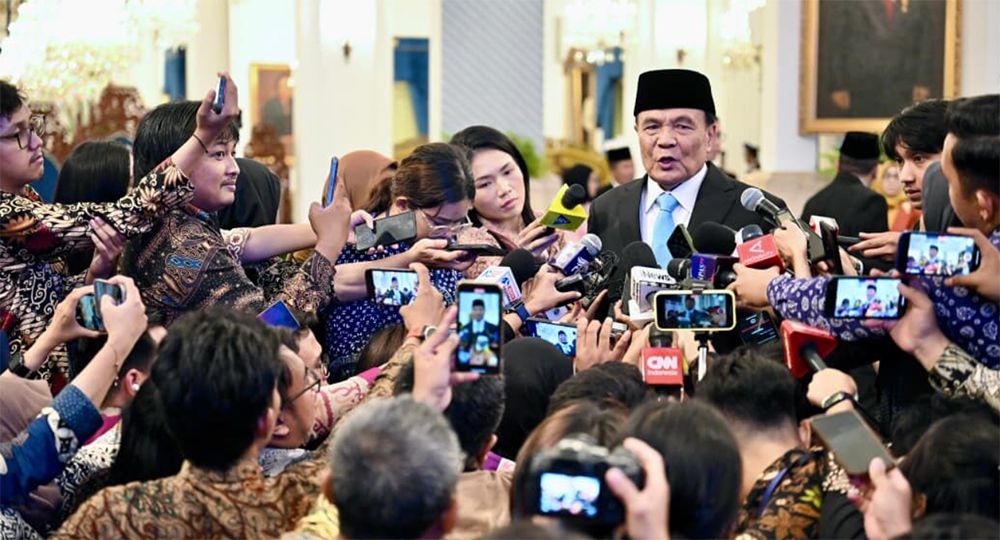 Menteri Koordinator Bidang Politik dan Keamanan Djamari Chaniago memberikan keterangan kepada awak media di Istana Merdeka, Jakarta, pada Rabu, 17 September 2025. Foto: BPMI Setpres