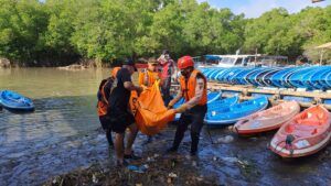 Tim SAR gabungan mengevakuasi jenazah korban banjir yang ditemukan di Bendungan Muara Tukad Badung, Denpasar, Kamis (11/9/2025).