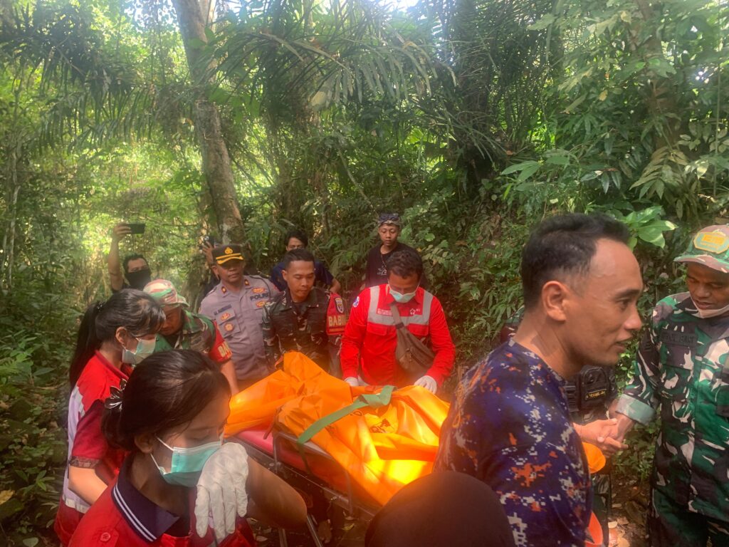 Petugas PMI bersama aparat kepolisian dan TNI mengevakuasi jasad tanpa identitas yang ditemukan di aliran Sungai Tukad Yeh Penet, Desa Kekeran, Mengwi, Badung, Rabu (24/9/2025).