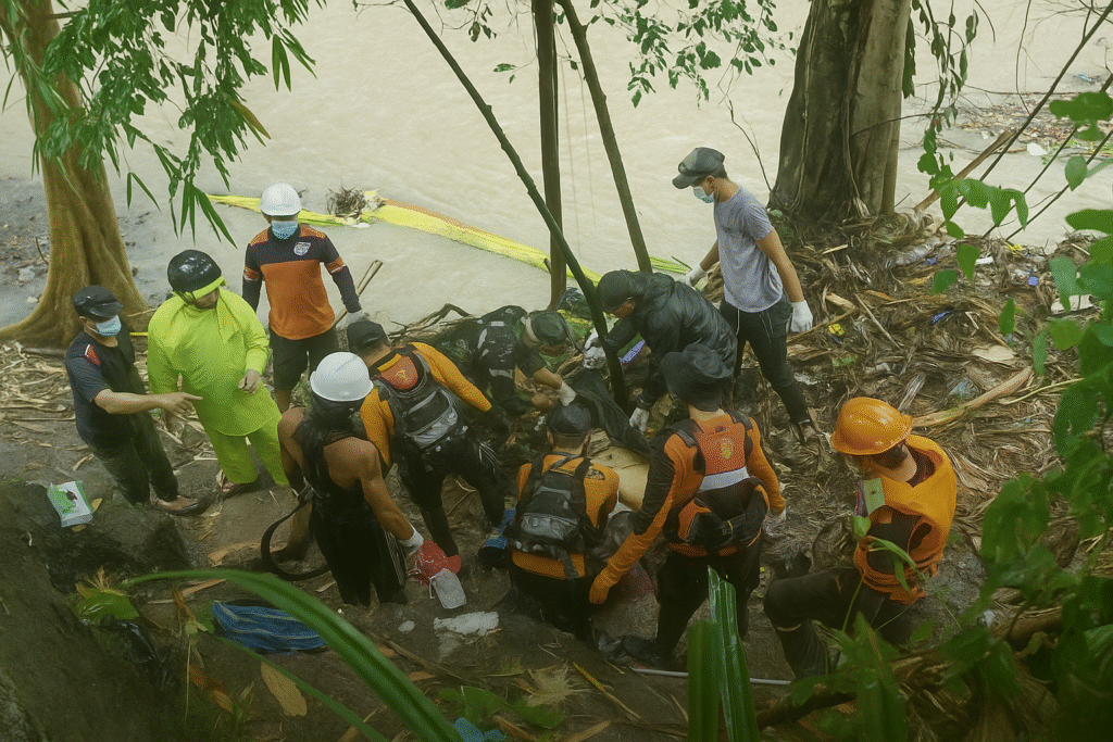 Tim SAR gabungan mengevakuasi jenazah pria yang ditemukan di Daerah Aliran Sungai (DAS) Pohgading, Denpasar, Senin (15/9/2025). Korban diduga terseret arus saat banjir bandang yang melanda Bali.