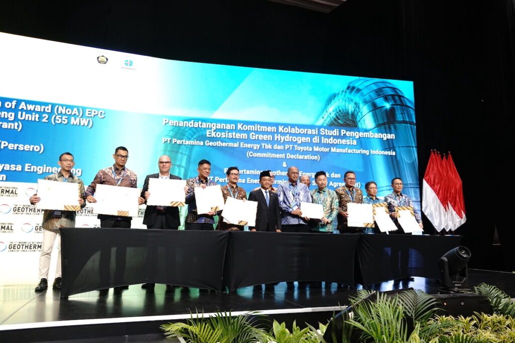 Direktur Utama PT Pertamina Geothermal Energy Tbk, Julfi Hadi (kelima dari kanan), bersama jajaran pimpinan PT Toyota Motor Manufacturing Indonesia dan mitra lainnya menunjukkan dokumen penandatanganan Joint Declaration pengembangan ekosistem green hydrogen di Indonesia dalam ajang The 11th Indonesia International Geothermal Convention & Exhibition (IIGCE) 2025 di Jakarta, Rabu (17/9/2025).