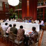 Presiden Prabowo Subianto memimpin rapat bersama sejumlah menteri Kabinet Merah Putih di kediaman pribadinya, Jalan Kertanegara, Jakarta, pada Minggu petang, 28 September 2025. Foto: BPMI Setpres/Muchlis Jr
