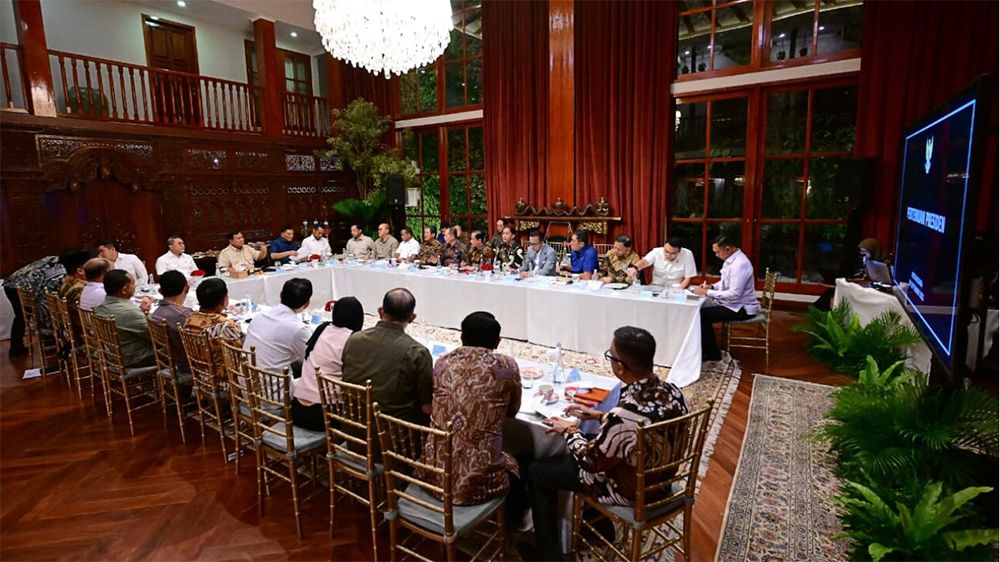 Presiden Prabowo Subianto memimpin rapat bersama sejumlah menteri Kabinet Merah Putih di kediaman pribadinya, Jalan Kertanegara, Jakarta, pada Minggu petang, 28 September 2025. Foto: BPMI Setpres/Muchlis Jr