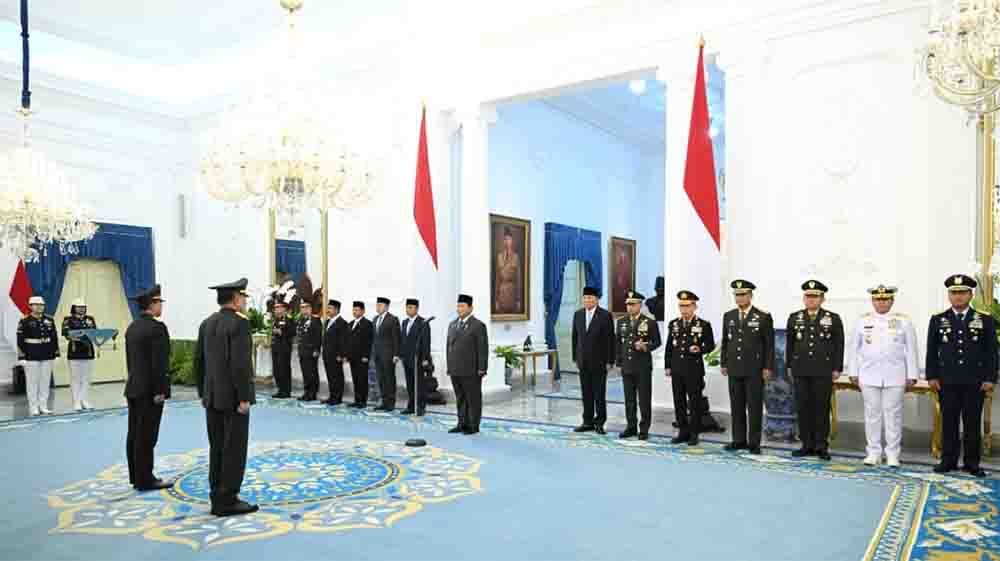Presiden Prabowo Subianto menganugerahkan pangkat istimewa kepada masing-masing satu purnawirawan Tentara Nasional Indonesia (TNI) dan Kepolisian Negara Republik Indonesia (Polri) di Ruang Kredensial, Istana Merdeka, Jakarta, pada Rabu, 17 September 2025.