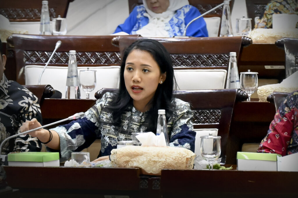 Anggota Komisi XI DPR RI Puteri Komarudin saat mengikuti rapat dengar pendapat Komisi XI bersama LPDP dan PKN STAN di Gedung Nusantara I, Senayan, Jakarta, Selasa (16/09/2025).