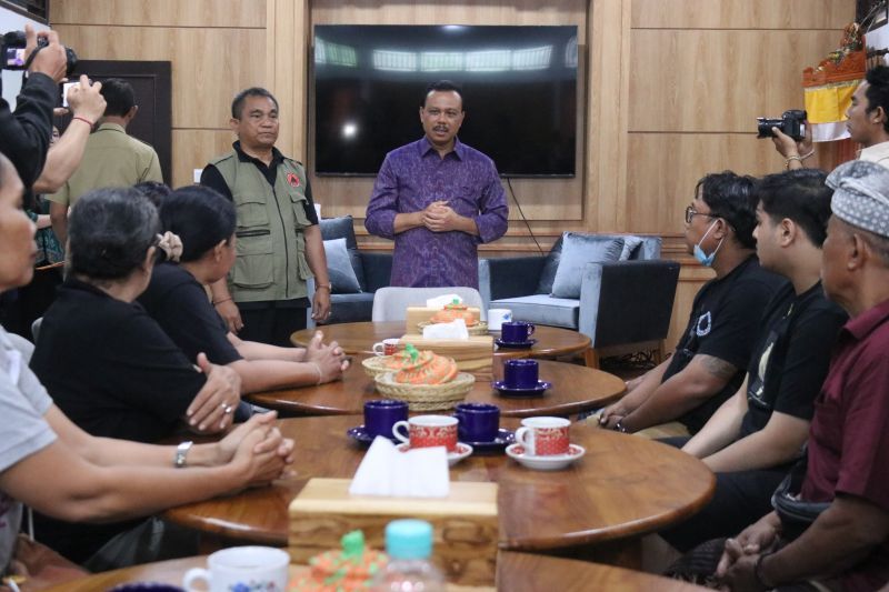 Sekretaris Daerah (Sekda) Provinsi Bali, Dewa Made Indra, berdialog dengan keluarga korban banjir sebelum penyerahan santunan di Denpasar, Selasa (16/9/2025). Pemerintah Provinsi Bali memberikan santunan sebesar Rp45 juta untuk setiap keluarga korban meninggal dunia akibat banjir besar yang melanda sejumlah wilayah di Bali.