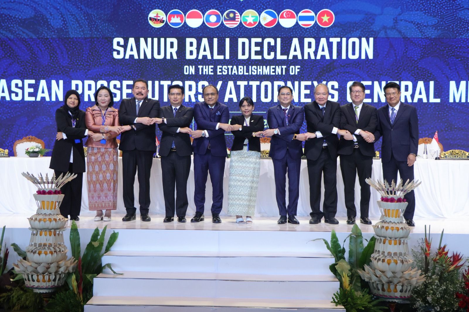 Para Jaksa Agung negara anggota ASEAN berpose bersama usai penandatanganan Sanur Bali Declaration dalam ASEAN Prosecutors/Attorneys General Meeting (APAGM) di Sanur, Bali, Senin (15/9/2025).