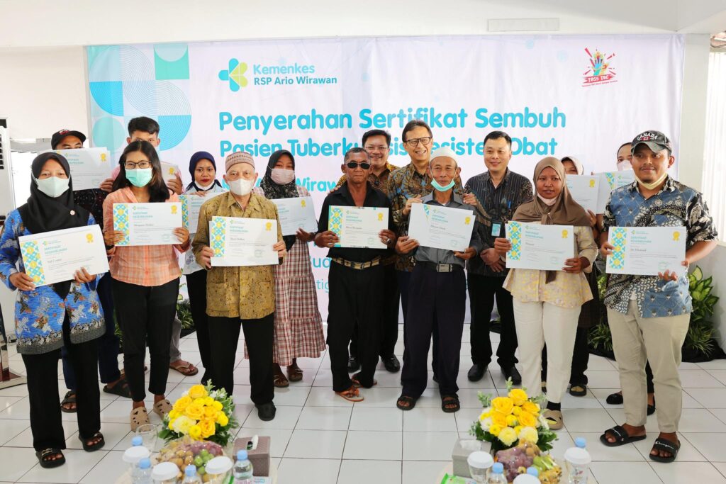 Sebanyak 14 pasien Tuberkulosis Resisten Obat (TBC RO) resmi dinyatakan sembuh dan menerima sertifikat kesembuhan dari RS Paru dr. Ario Wirawan (RSPAW) Salatiga. Momen penuh harapan ini turut disaksikan Menteri Kesehatan Budi Gunadi Sadikin, menjadi bukti bahwa pengobatan TBC dapat berhasil bila dijalani dengan disiplin.