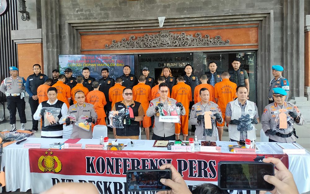 Kapolda Bali Irjen Pol Daniel Adityajaya bersama jajaran menunjukkan barang bukti dan para tersangka kericuhan unjuk rasa di depan Mapolda dan DPRD Bali, saat konferensi pers di Denpasar, Selasa (16/9/2025).