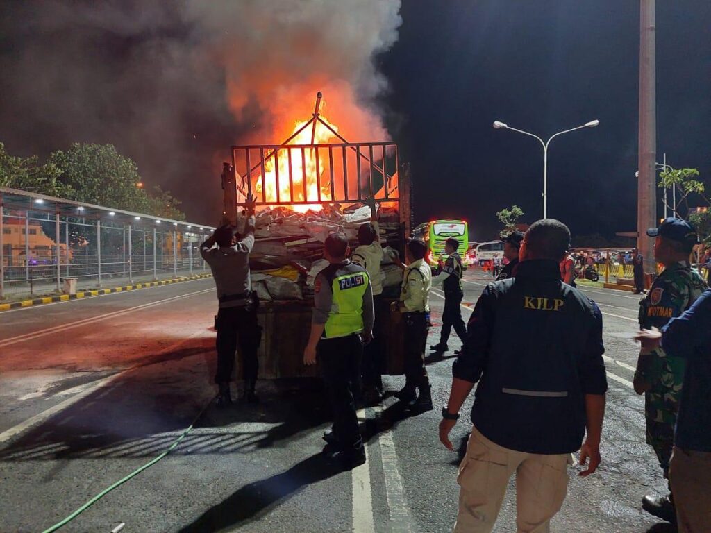 Suasana upaya pemadaman kebakaran truk bermuatan besi, aluminium, kertas, dan accu bekas di Pelabuhan Gilimanuk. Tidak ada korban jiwa dalam insiden ini.
