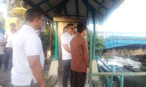 Bupati Wayan Adi Arnawa meninjau alat penyaring sampah (trash rack) di alur Tukad Mati, Kelurahan Legian, Kuta, pada Jumat (26/9).