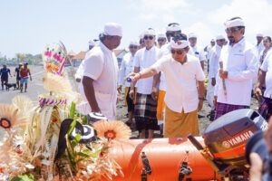 Bupati Wayan Adi Arnawa bersama Ketua DPRD I Gusti Anom Gumanti menghadiri Upacara Pemahayu Jagat, Mapekelem dan Nangluk Merana di Pantai Seseh, Desa Adat Seseh, Cemagi, Kecamatan Mengwi, Minggu (21/9).
