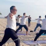 Wali Kota Denpasar, I Gusti Ngurah Jaya Negara, bersama delegasi CityNet Asia Pasifik melakukan yoga bersama di Pantai Sanur, Selasa (28/10), sebagai bagian dari rangkaian Executive Committee Meeting (ECM) ke-45 CityNet Asia Pasifik.