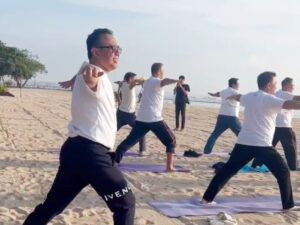 Wali Kota Denpasar, I Gusti Ngurah Jaya Negara, bersama delegasi CityNet Asia Pasifik melakukan yoga bersama di Pantai Sanur, Selasa (28/10), sebagai bagian dari rangkaian Executive Committee Meeting (ECM) ke-45 CityNet Asia Pasifik.