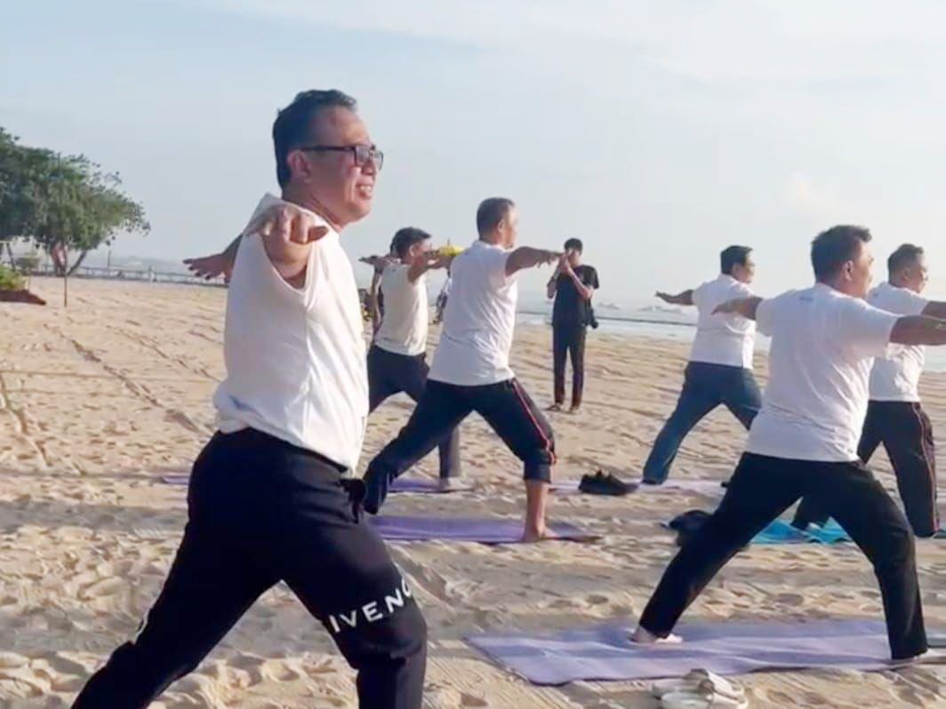 Wali Kota Denpasar, I Gusti Ngurah Jaya Negara, bersama delegasi CityNet Asia Pasifik melakukan yoga bersama di Pantai Sanur, Selasa (28/10), sebagai bagian dari rangkaian Executive Committee Meeting (ECM) ke-45 CityNet Asia Pasifik.