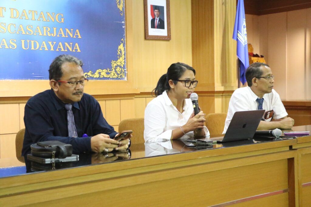 Dewi Pascarani (tengah) saat memberikan pernyataan resmi Unud