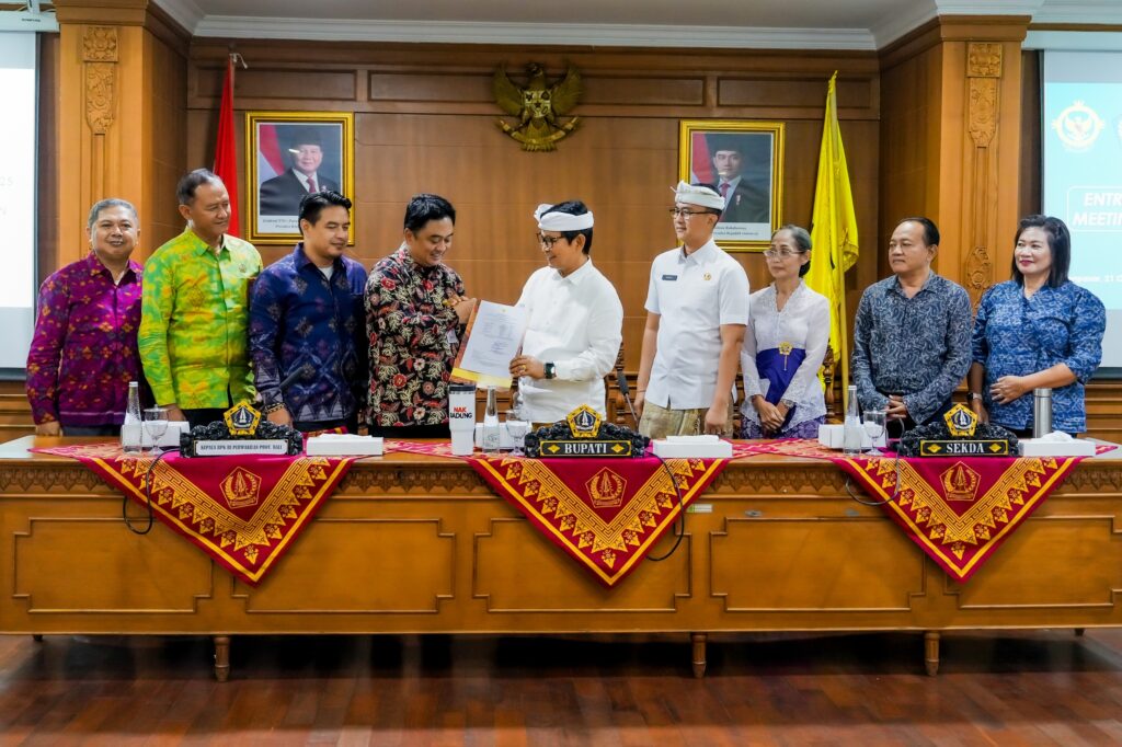Bupati Wayan Adi Arnawa didampingi Sekda Badung IB. Surya Suamba menerima BPK RI Perwakilan Provinsi Bali di Ruang Kriya Gosana, Puspem Badung, Selasa (21/10).
