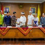 Bupati Wayan Adi Arnawa didampingi Sekda Badung IB. Surya Suamba menerima BPK RI Perwakilan Provinsi Bali di Ruang Kriya Gosana, Puspem Badung, Selasa (21/10).