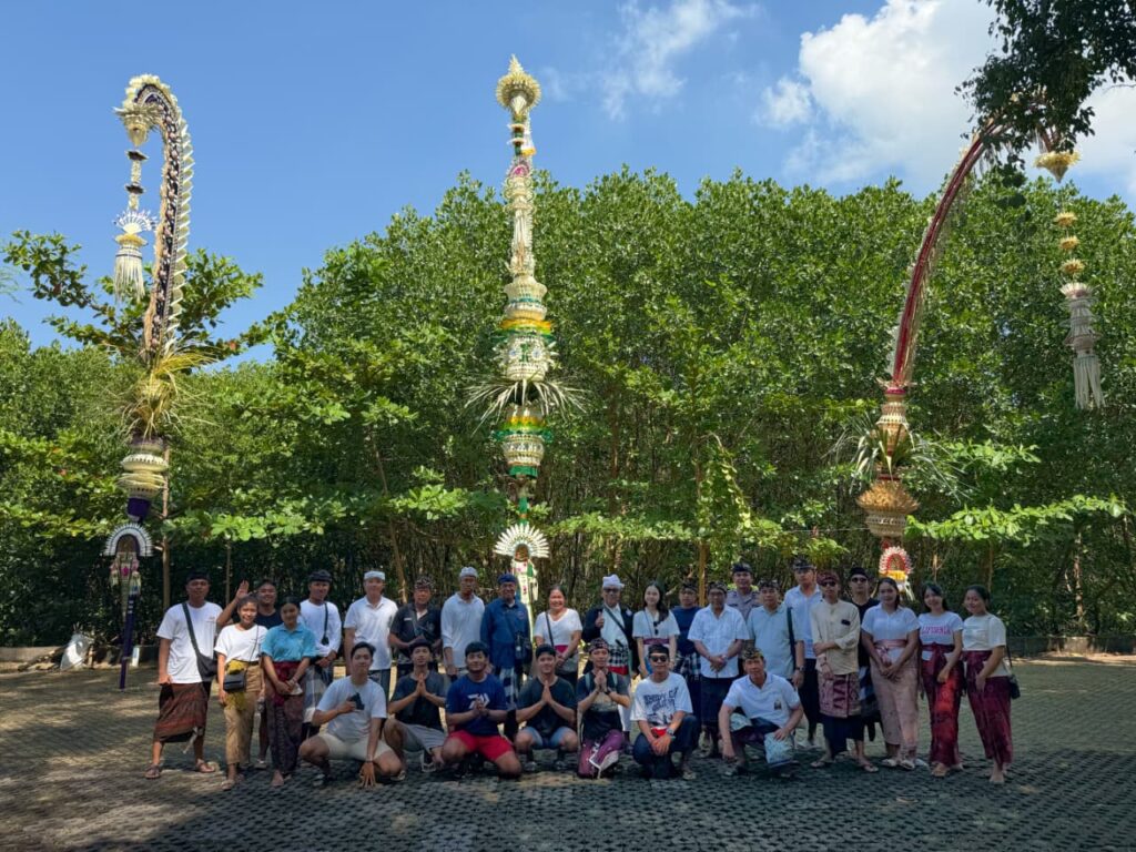 Foto bersama STT Desa Serangan menjelang Festival Penjor Hari Raya Galungan dan Kuningan 2025
