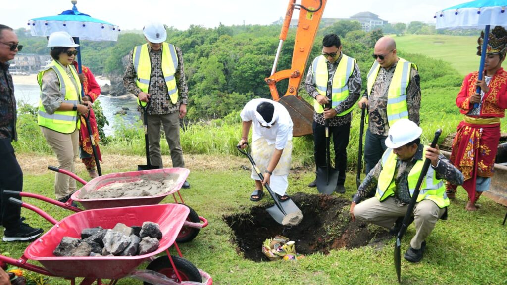 Bupati Wayan Adi Arnawa menghadiri ground breaking pembangunan Banyan Tree Pecatu, yang berlokasi di Hole 15 New Kuta Golf Bali, Kecamatan Kuta Selatan, Rabu (1/10).