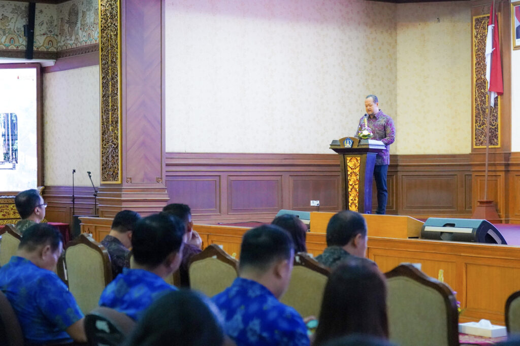 Wabup Bagus Alit Sucipta menghadiri High Level Meeting Percepatan dan Perluasan Digitalisasi Daerah sekaligus sosialisasi Pajak Daerah di Ruang Rapat Kerta Gosana, Puspem Badung, Selasa (7/10).