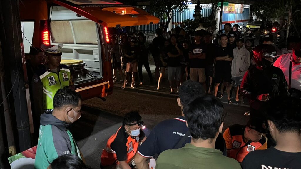 Petugas BPBD Kota Denpasar mengevakuasi korban kecelakaan lalu lintas di Jalan Kerta Dalem, Desa Sidakarya, Denpasar Selatan, Selasa malam (21/10/2025). Kecelakaan tersebut menewaskan pengendara motor Honda Kharisma, sementara pengendara Vespa yang diduga menjadi penyebab tabrakan melarikan diri dari lokasi.