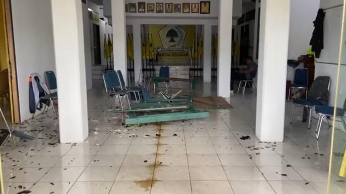 Kantor DPD Partai Golkar Maluku yang berada di kawasan Karang Panjang, dirusak sekelompok massa.
