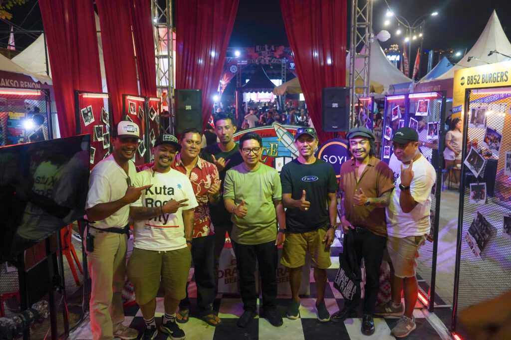 Bupati Wayan Adi Arnawa saat hadir di gelaran Kuta Rock City Festival 2025 di Pantai Kuta, Minggu (5/10).