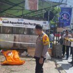 Sesosok mayat tanpa identitas di temukan di depan toko Sanil Aquarium, Jalan Tulukabessy, Ambon.