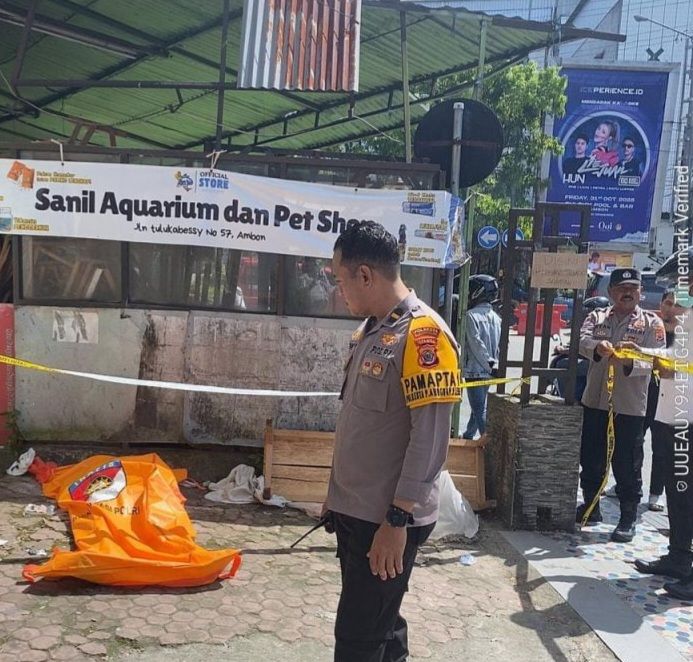 Sesosok mayat tanpa identitas di temukan di depan toko Sanil Aquarium, Jalan Tulukabessy, Ambon.