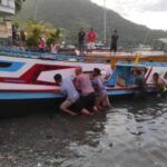 Motor laut milik warga yang terbalik di depan Pelabuhan Banda Naira, sudah di evakuasi warga.