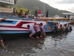 Motor laut milik warga yang terbalik di depan Pelabuhan Banda Naira, sudah di evakuasi warga.