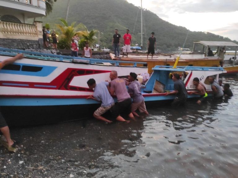 Motor laut milik warga yang terbalik di depan Pelabuhan Banda Naira, sudah di evakuasi warga.