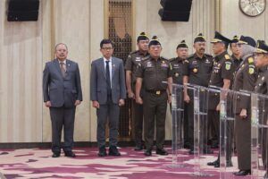 Para pejabat Kejaksaan Agung mengikuti upacara pelantikan dan pengambilan sumpah jabatan yang dipimpin oleh Jaksa Agung Republik Indonesia Prof. Dr. ST Burhanuddin, S.H., M.M., di Gedung Utama Kejaksaan Agung, Jakarta, Kamis (23/10/2025). Sebanyak 17 Kepala Kejaksaan Tinggi dan 20 Pejabat Eselon II resmi dilantik dalam kesempatan tersebut.