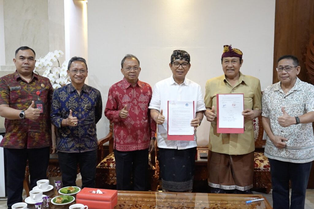 Bupati Wayan Adi Arnawa dan Gubernur Wayan Koster memanggil pihak manajemen GWK untuk melakukan dialog di Rumah Jabatan Gubernur Bali di Denpasar, Selasa (14/10).