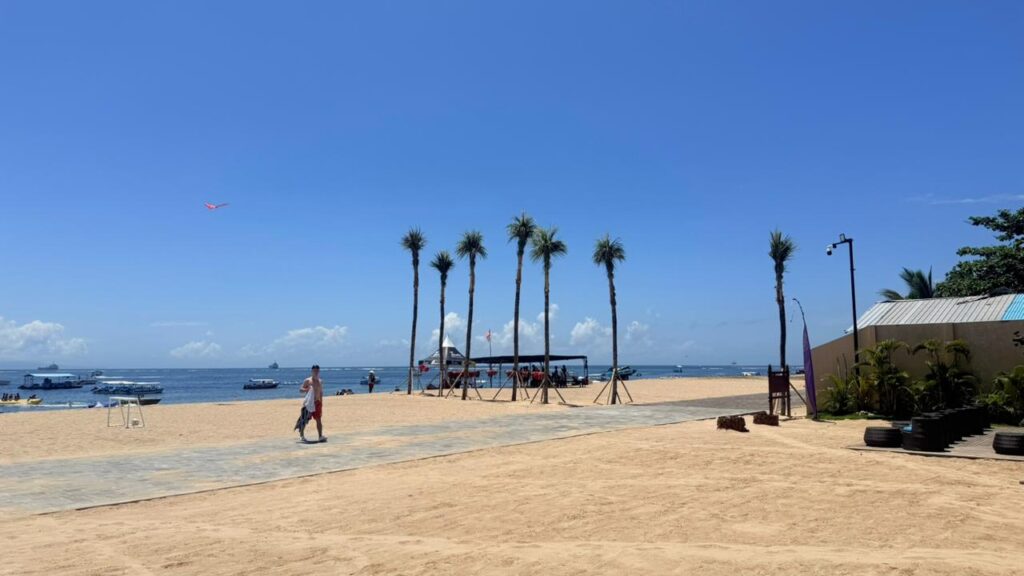 Pemanfaatan kawasan sempadan pantai oleh pengelola di kawasan Pantai Tanjung Benoa, Kabupaten Badung, Bali.