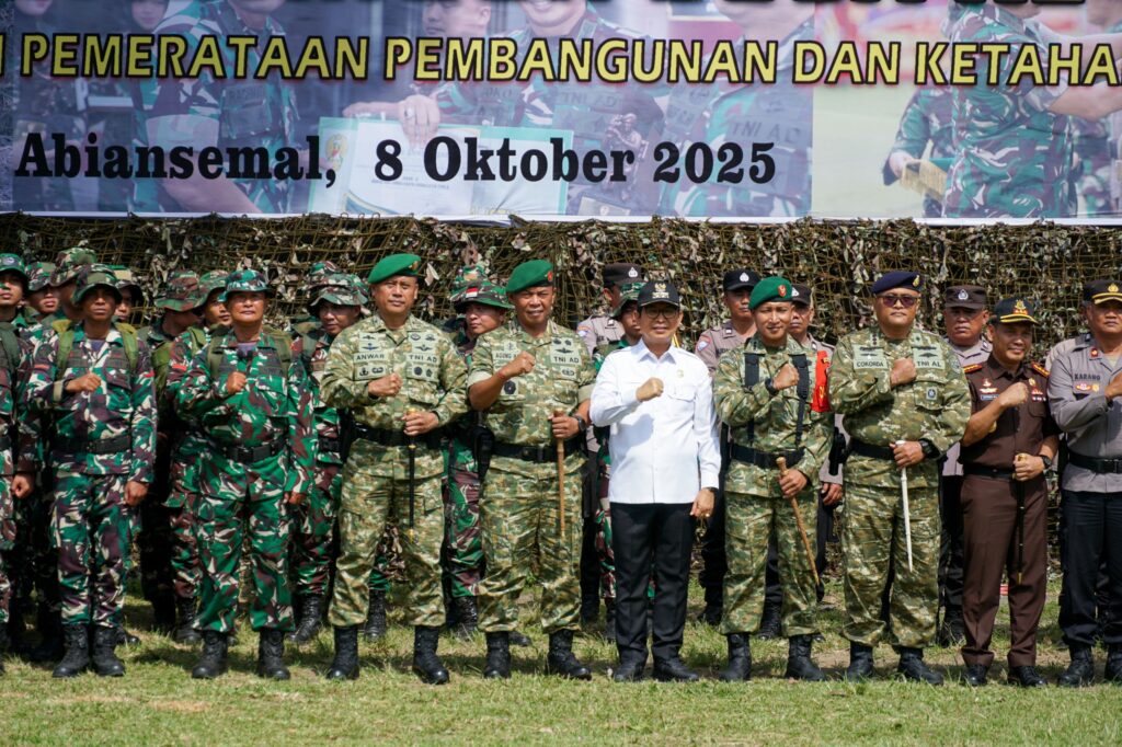 Bupati Wayan Adi Arnawa saat Pembukaan TNI Manunggal Membangun Desa Ke-126 di wilayah Kodim 1611/Badung, bertempat di Lapangan Desa Taman, Kecamatan Abiansemal, Rabu (8/10). (Foto: Humas Badung)