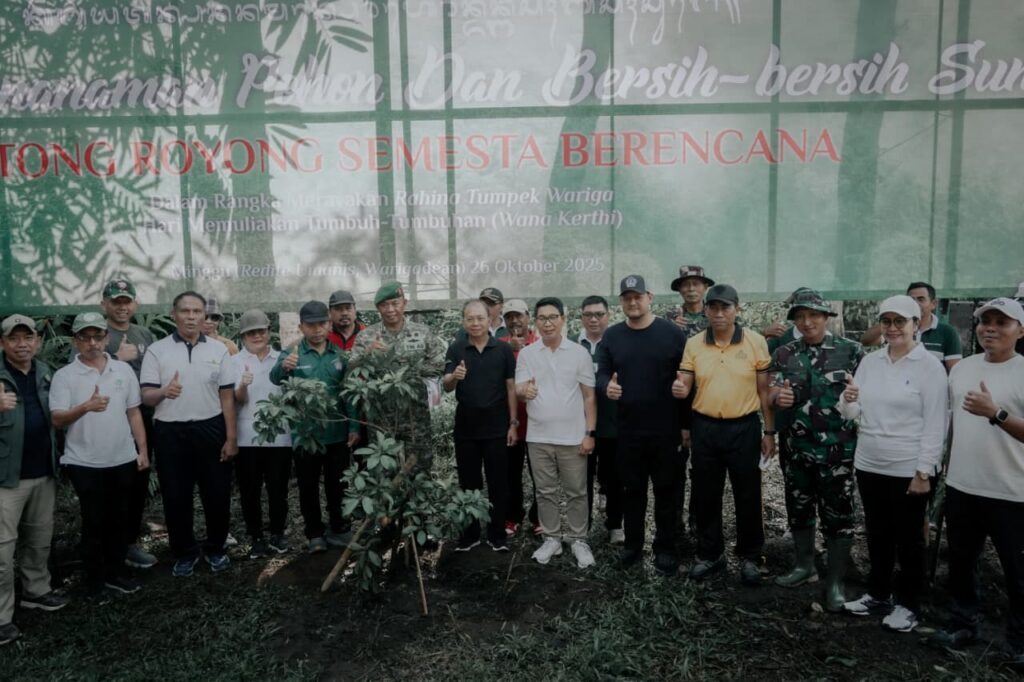 Gubernur Bali Wayan Koster bersama jajaran Forkopimda, Bupati Badung, serta perwakilan TNI–Polri menanam pohon di sempadan Tukad Ayung, Desa Bongkasa Pertiwi, dalam kegiatan Gotong Royong Semesta Berencana, Minggu (26/10/2025).