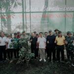 Gubernur Bali Wayan Koster bersama jajaran Forkopimda, Bupati Badung, serta perwakilan TNI–Polri menanam pohon di sempadan Tukad Ayung, Desa Bongkasa Pertiwi, dalam kegiatan Gotong Royong Semesta Berencana, Minggu (26/10/2025).