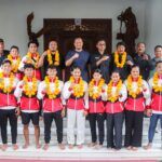 Wabup Bagus Alit Sucipta yang juga Penasehat IPSI Bali menyambut kedatangan para atlet Pencak Silat Provinsi Bali di Ruang Tamu Rumah Jabatan Wakil Bupati Badung, Kamis (23/10).