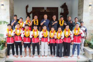 Wabup Bagus Alit Sucipta yang juga Penasehat IPSI Bali menyambut kedatangan para atlet Pencak Silat Provinsi Bali di Ruang Tamu Rumah Jabatan Wakil Bupati Badung, Kamis (23/10).