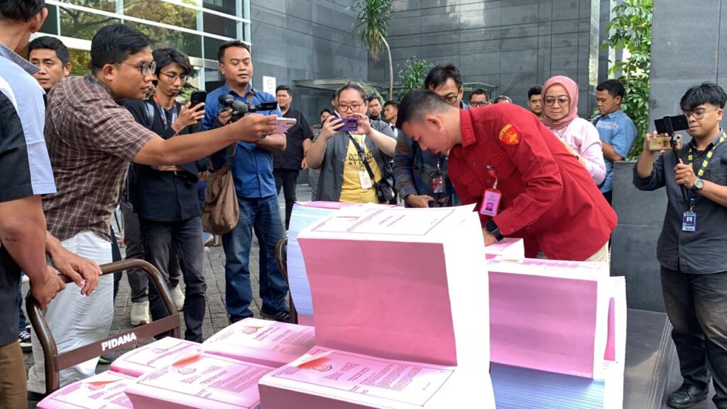 Petugas Kejaksaan Negeri Jakarta Pusat menyerahkan berkas perkara korupsi minyak Pertamina ke Pengadilan Tipikor Jakarta Pusat, Rabu (1/10/2025). Proses pelimpahan berkas ini menarik perhatian awak media.