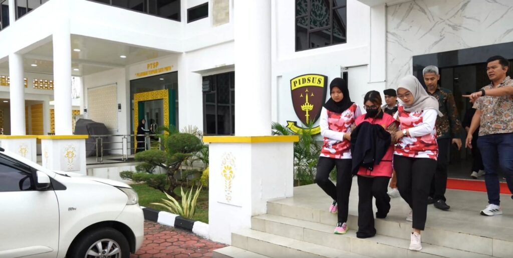 Tersangka dugaan korupsi PNBP