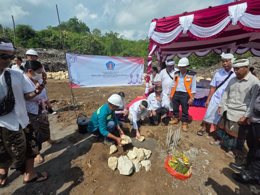 Bupati Klungkung I Made Satria melakukan peletakan batu pertama pembangunan Tempat Pengolahan Sampah Terpadu (TPST) Biaung di Desa Ped, Kecamatan Nusa Penida, Senin (6/10).