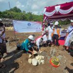 Bupati Klungkung I Made Satria melakukan peletakan batu pertama pembangunan Tempat Pengolahan Sampah Terpadu (TPST) Biaung di Desa Ped, Kecamatan Nusa Penida, Senin (6/10).