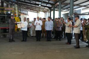 Presiden RI Prabowo Subianto menyaksikan Jaksa Agung ST Burhanuddin menyerahkan barang rampasan negara senilai Rp1,45 triliun kepada PT Timah Tbk di Pangkalpinang, Senin (6/10/2025). (Foto: Kejaksaan Agung RI)