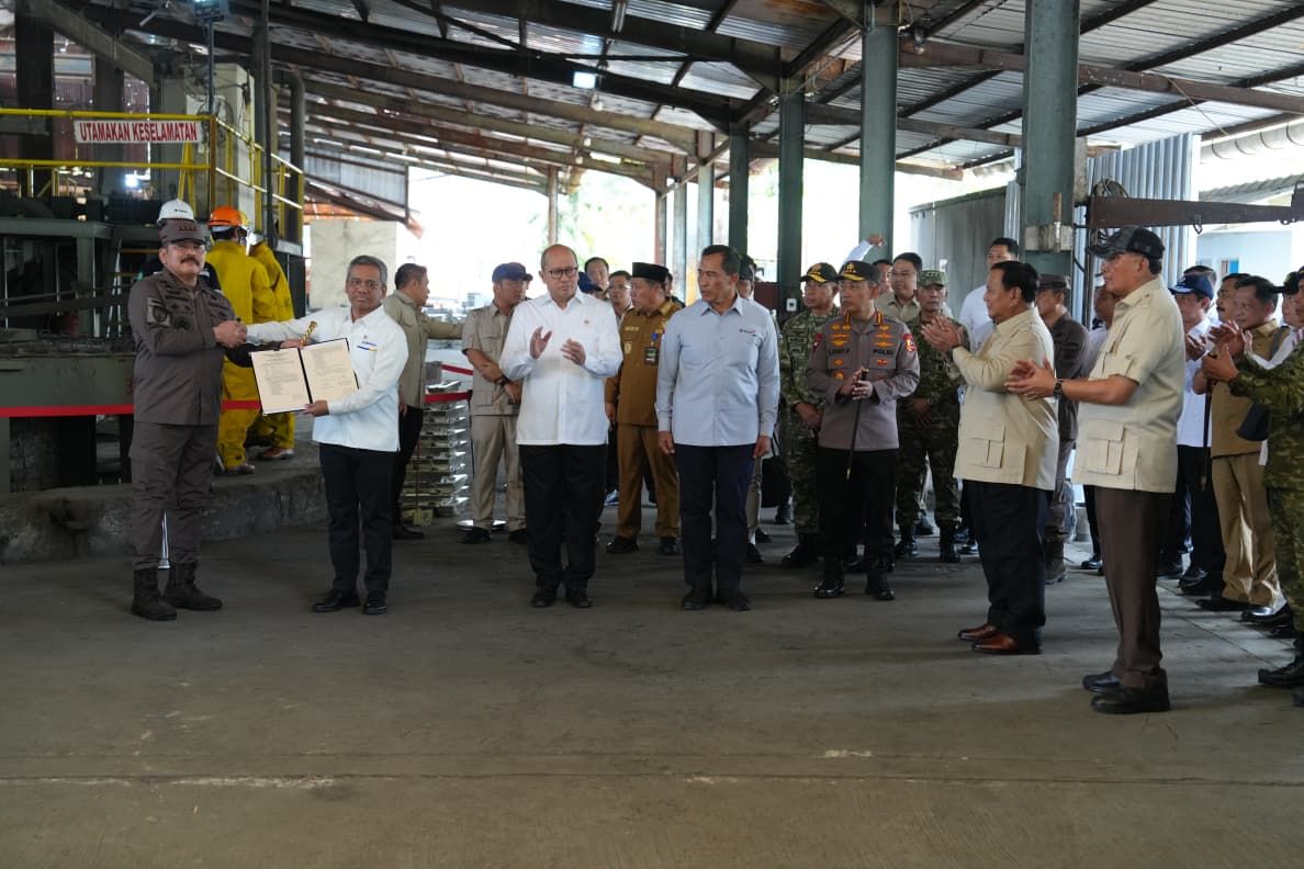 Presiden RI Prabowo Subianto menyaksikan Jaksa Agung ST Burhanuddin menyerahkan barang rampasan negara senilai Rp1,45 triliun kepada PT Timah Tbk di Pangkalpinang, Senin (6/10/2025). (Foto: Kejaksaan Agung RI)