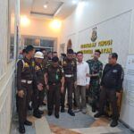 Petugas Kejaksaan Negeri Ogan Komering Ilir menggiring pria berinisial BA yang diduga jaksa gadungan, usai diamankan di sebuah rumah makan di Kayu Agung, Senin (6/10/2025).