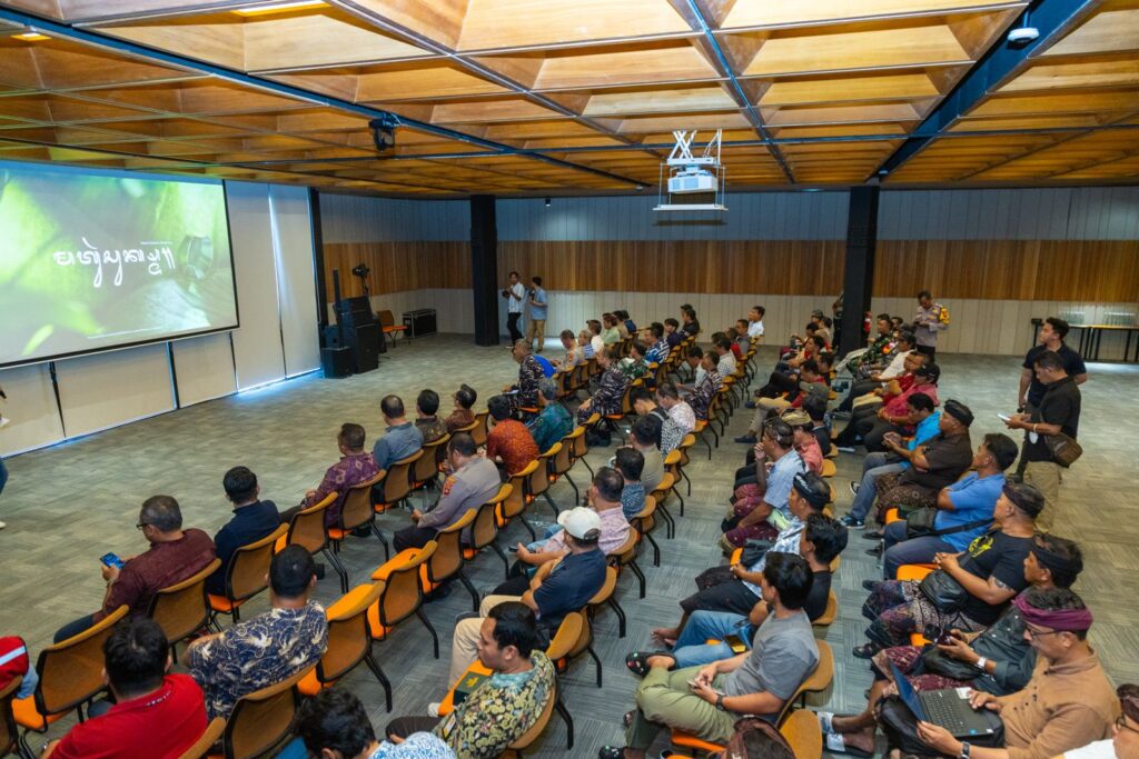 Para peserta dari berbagai instansi dan masyarakat Desa Adat Serangan menghadiri sosialisasi pembangunan Marina Internasional di Kawasan Ekonomi Khusus (KEK) Kura Kura Bali yang digelar oleh BTID, Jumat (3/10/2025).